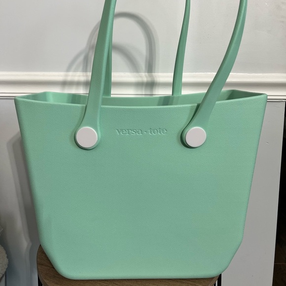 NWT Versa Tote w/ Interchangeable Straps WITH organizer included - Picture 1 of 6